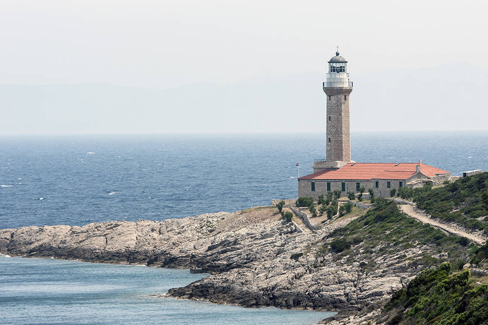 stončica bay lighthouse